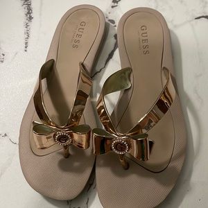 Guess gold w/bow flip flops size 8